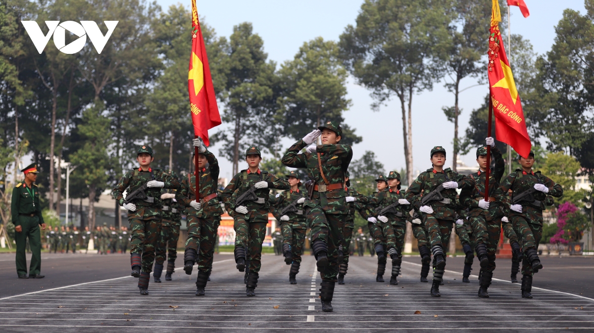 Khối "Nữ chiến sĩ Biệt động Sài Gòn" trên thao trường tập diễu binh